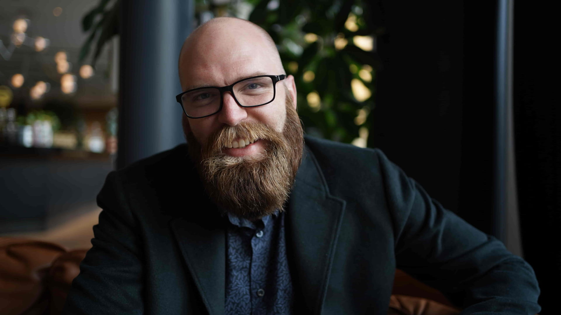Eric Bergström, grundare av Ångestskolan, ler mot kameran